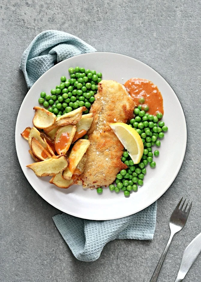 Paneret skinkeschnitzel med fritter, ærter og favoritsauce