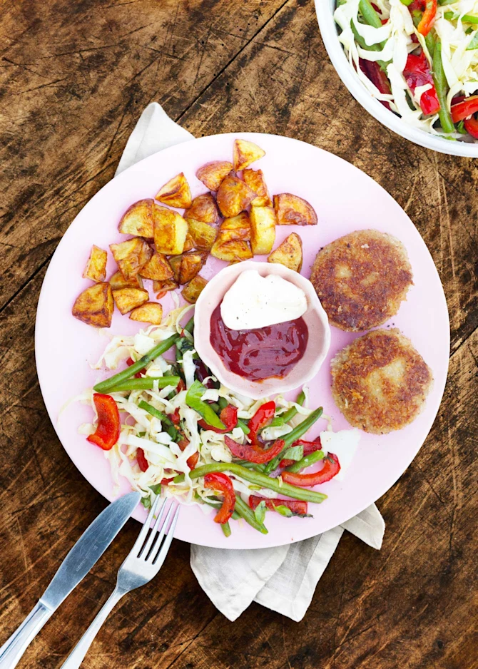 Panerede frikadeller med sprøde ovnkartofler. Hertil salat.