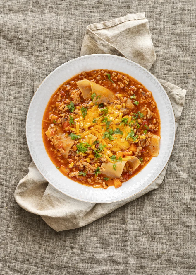 Lasagnesuppe med hakket svinekød og cheddar