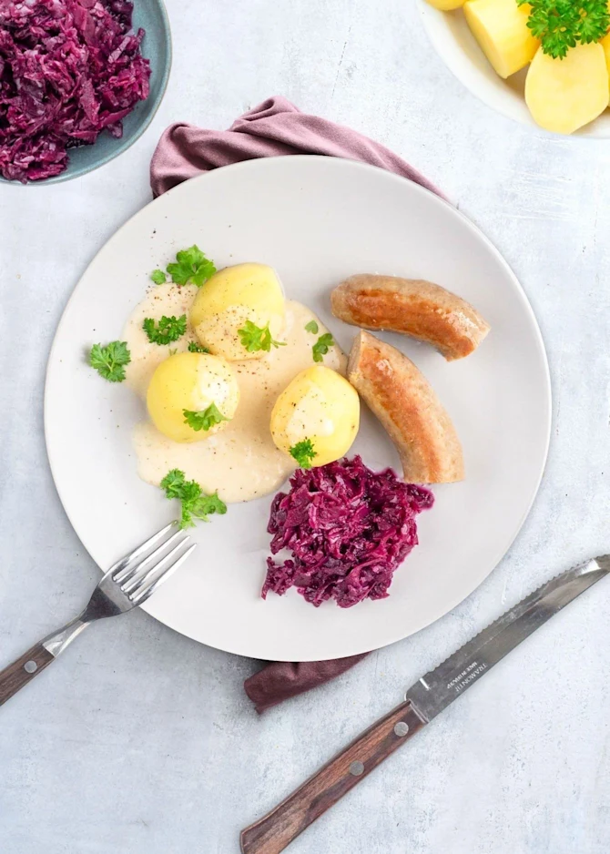  Medister med syltet rødkål, kartofler og sovs