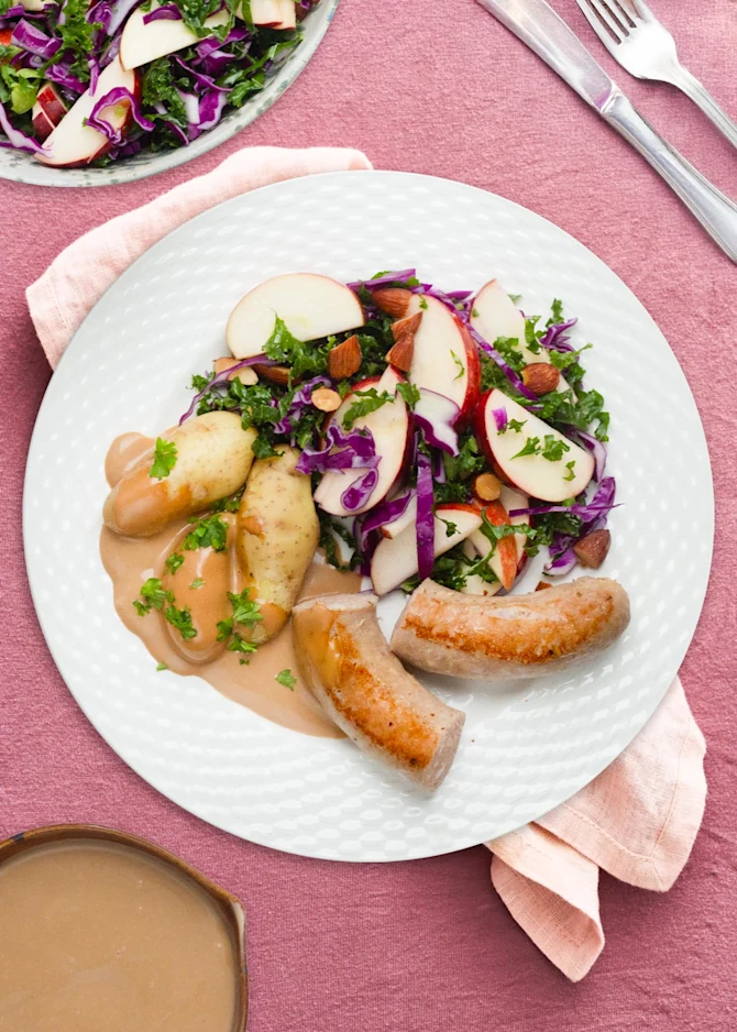 Klassisk medister serveret med kartofler, sauce og kålsalat med æbler