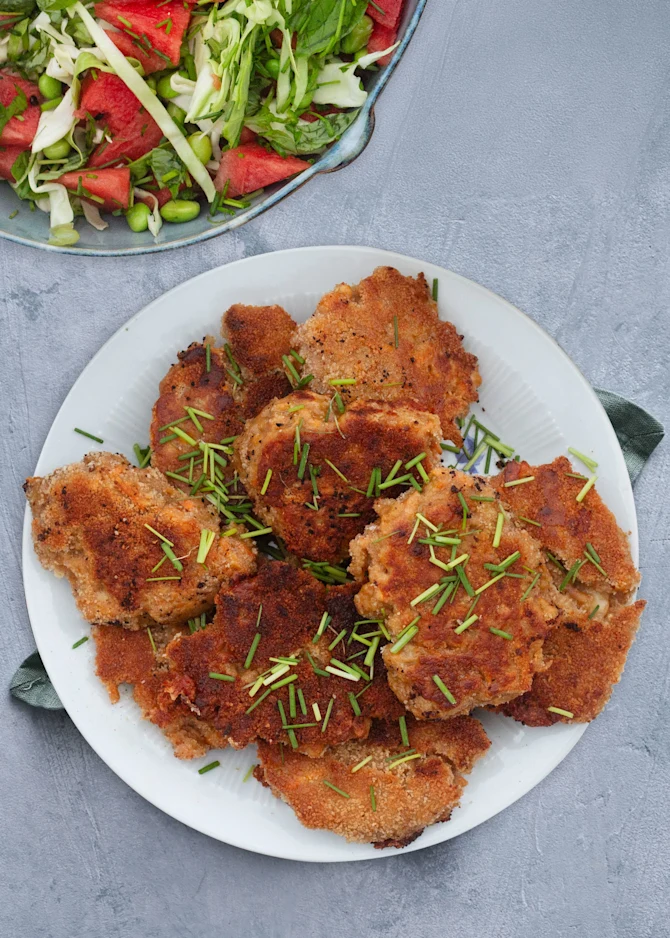 Kikærtedeller med ost. Serveret med fritter, melonsalat og brød