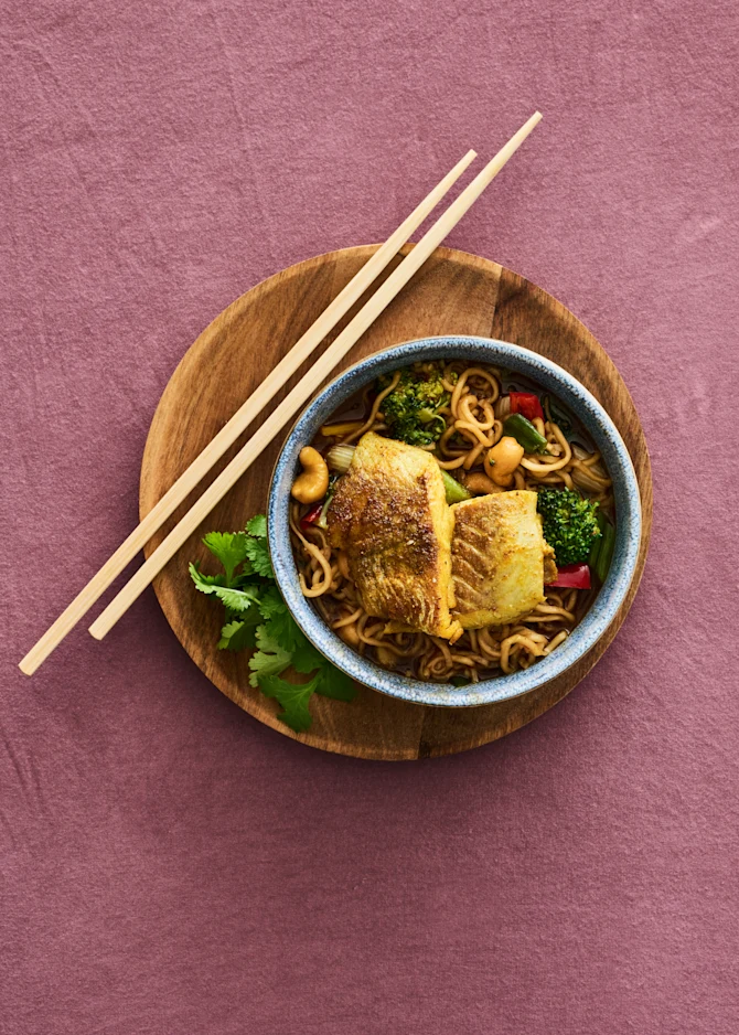Mørksej med nudler, forårsløg, broccoli og sød chilisauce