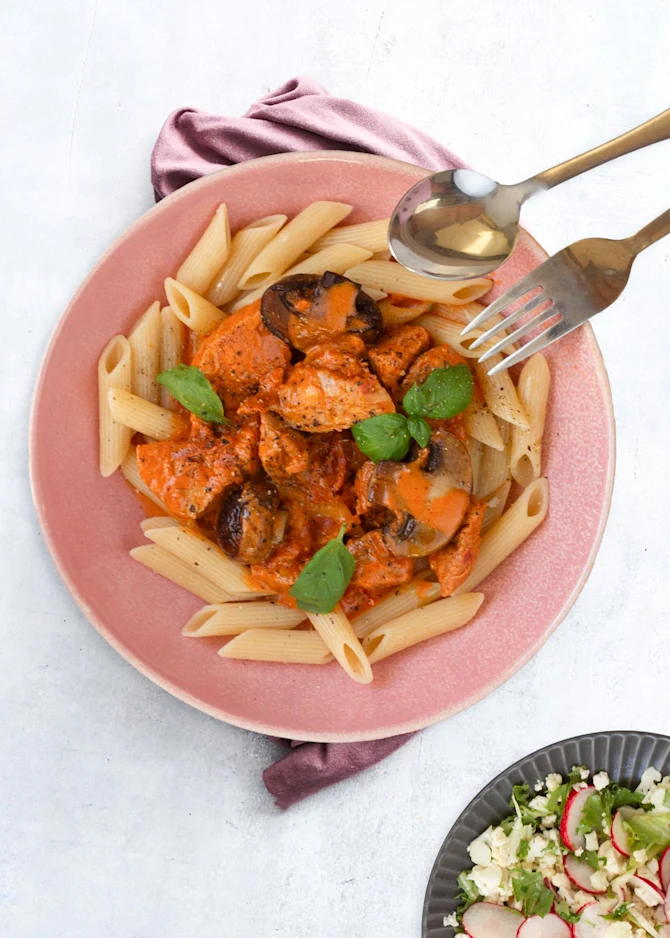 Italiensk-inspireret mørbradgryde med chorizo og pasta. Hertil salat