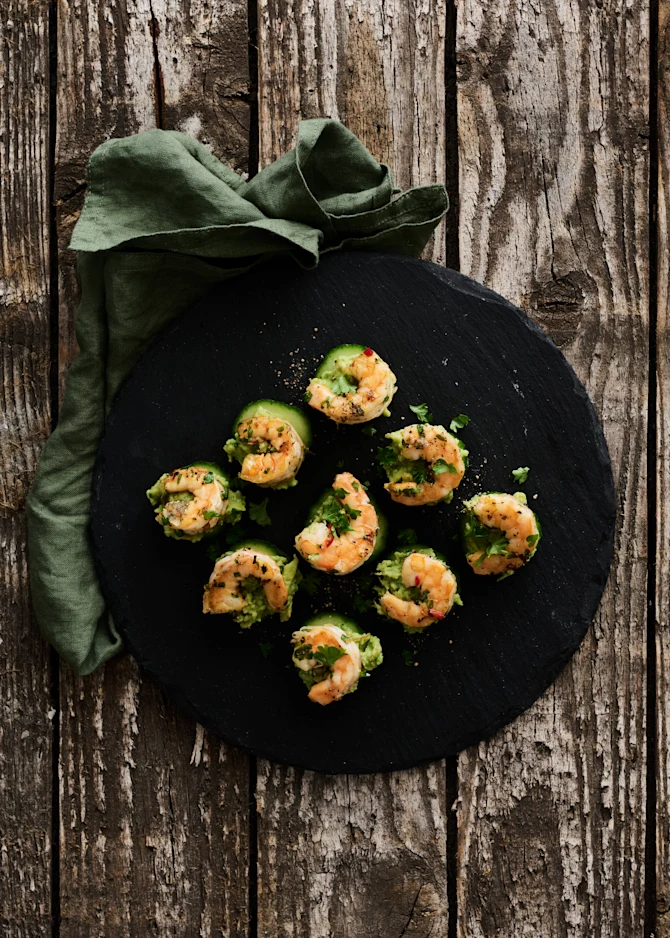 Glutenfri appetizer med agurk, avocadocreme og rejer