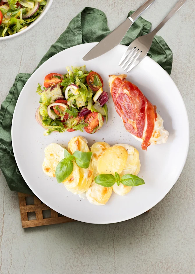 Kylling i svøb med flødekartofler og tomatsalat