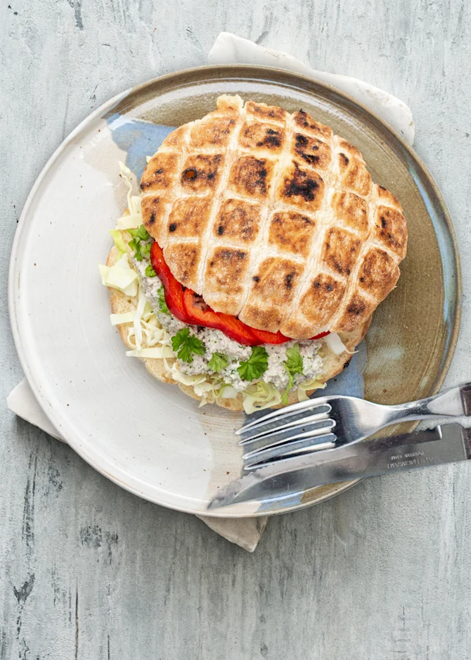 Grillede madbrød med hjemmelavet skinkesalat og gnavergrønt