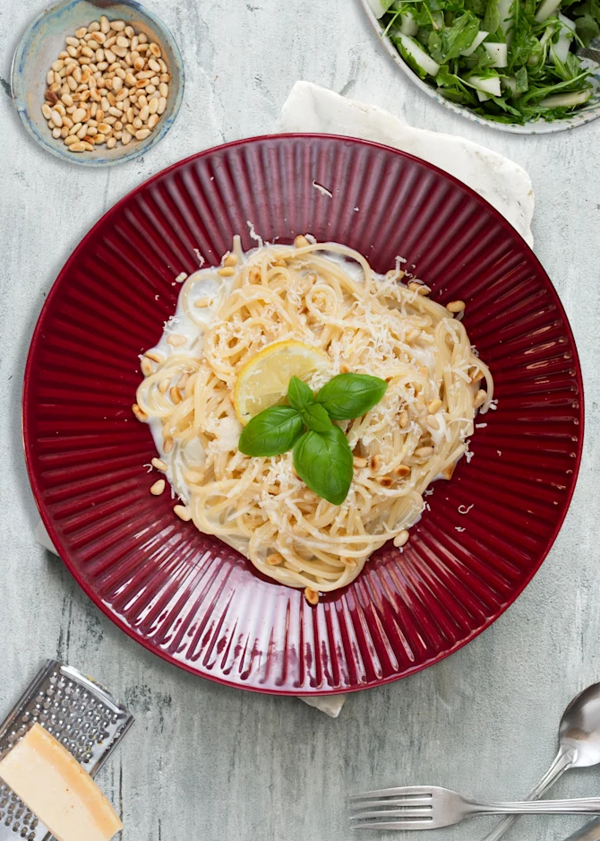 Spaghetti al limone med ristede pinjekerner. Hertil melonsalat