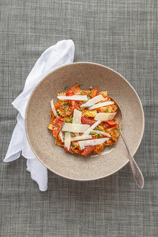 Pasta med hakket grønt, grøntsagsblanding og tomatsauce