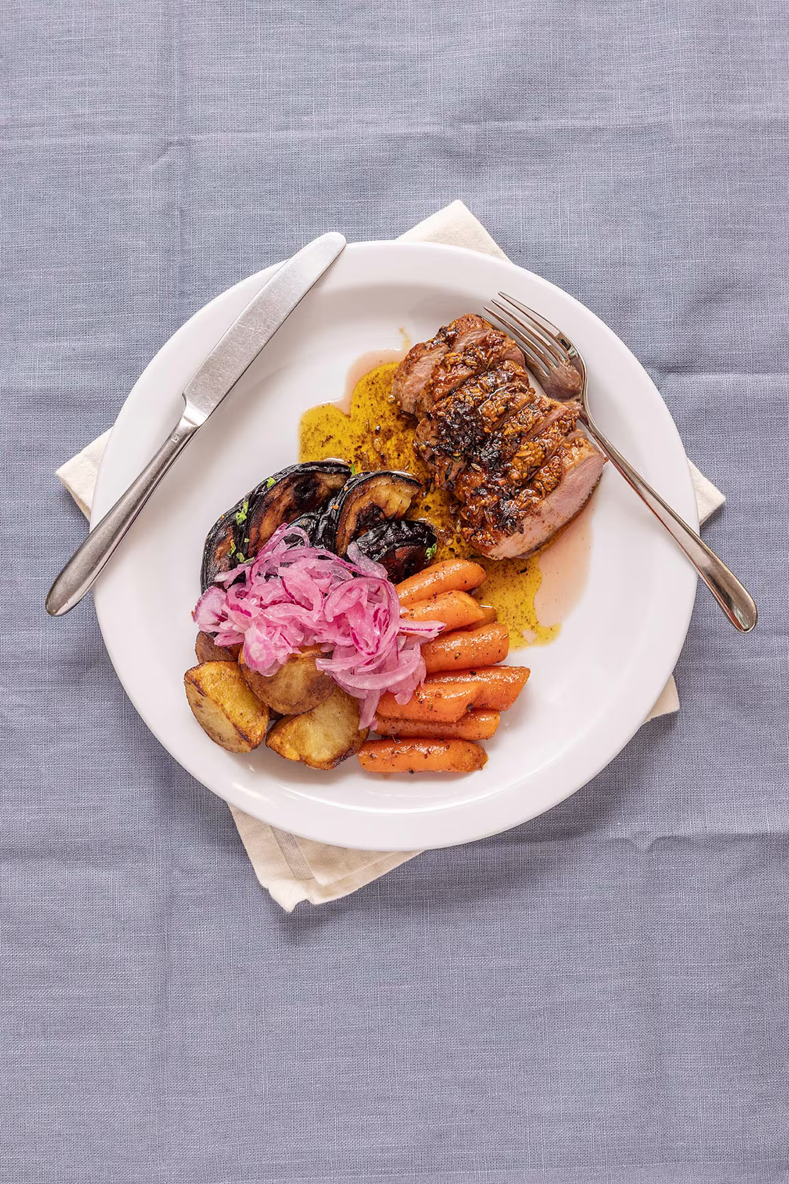 Vildsvin med glaserede gulerødder, kartfofler og aubergine