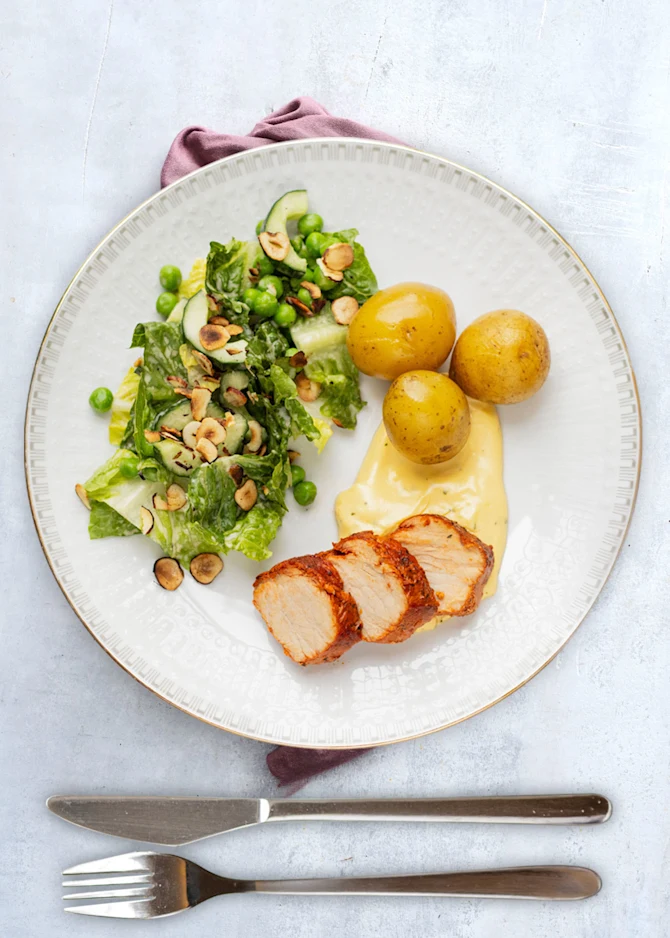 Marineret filet med kartofler, bearnaisesauce og sprød salat