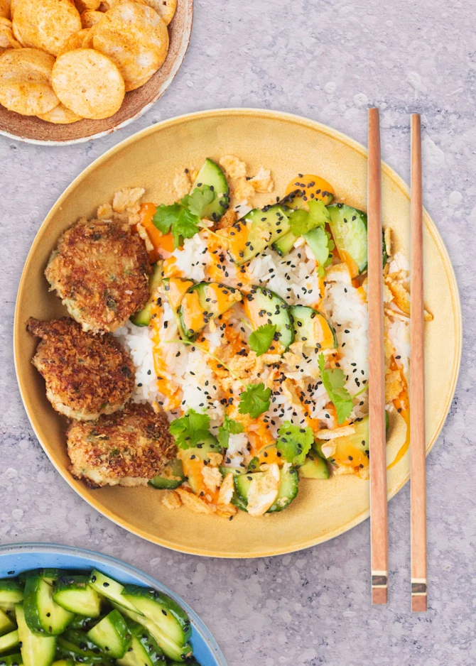 Panerede thai-deller med ris og agurkesalat. Hertil proteinchips