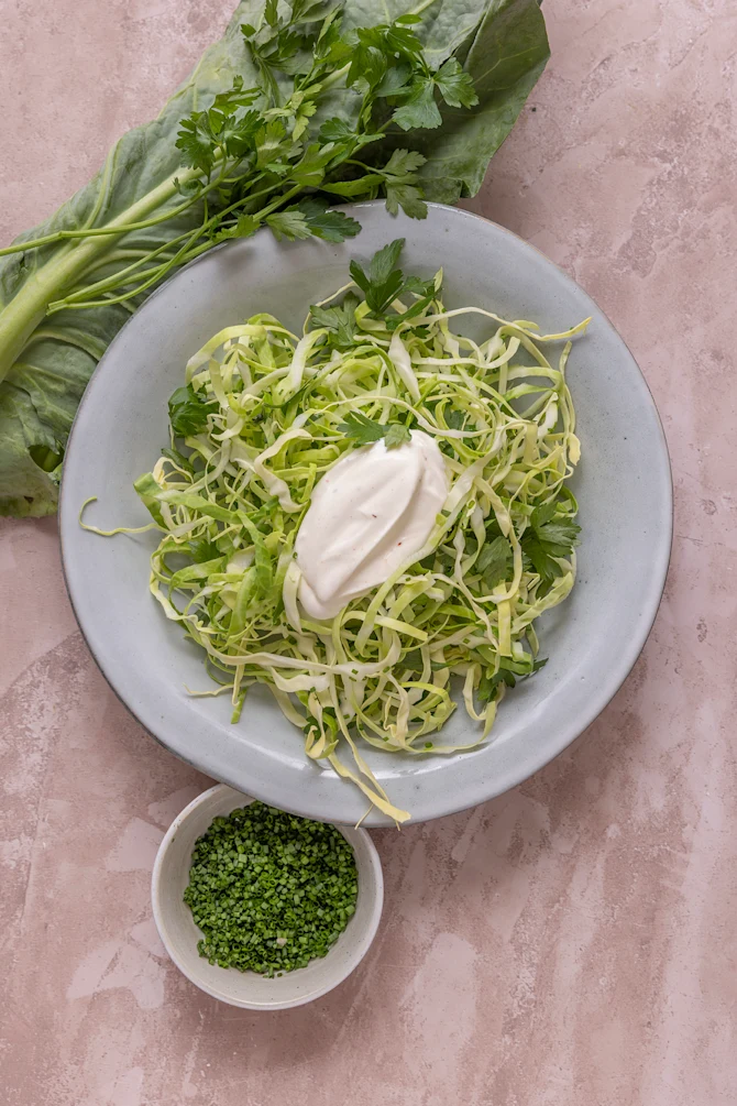 Spidskål med spicy creme fraiche