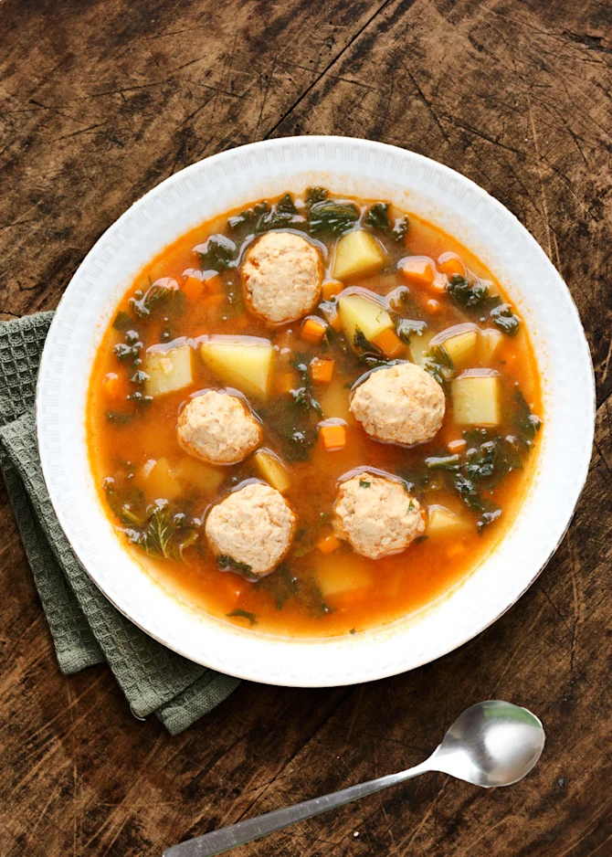 Efterårssuppe med grønkål og kødboller rørt med rygeost