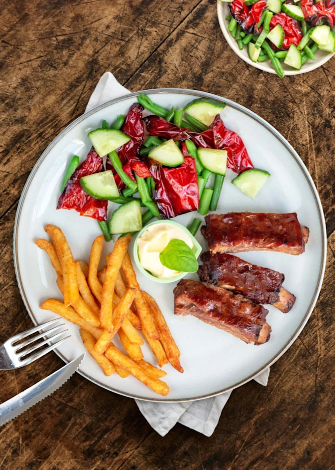Spareribs med pommes, salat og aioli