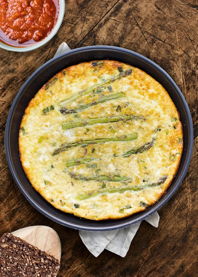 Frittata med asparges. Hertil ristet rugbrød og pesto