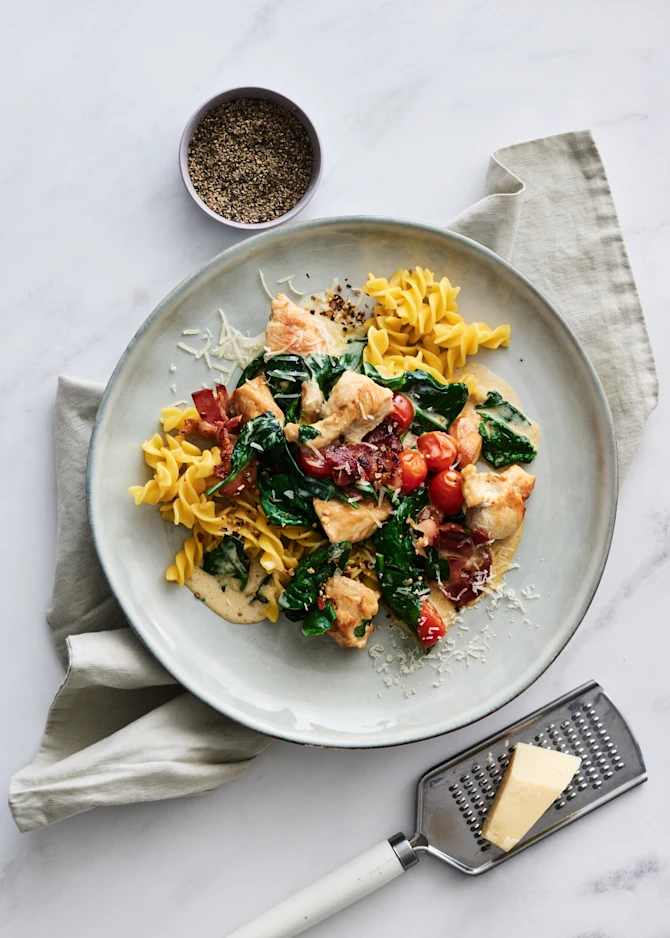 Cremet hvidløgskylling med glutenfri pasta