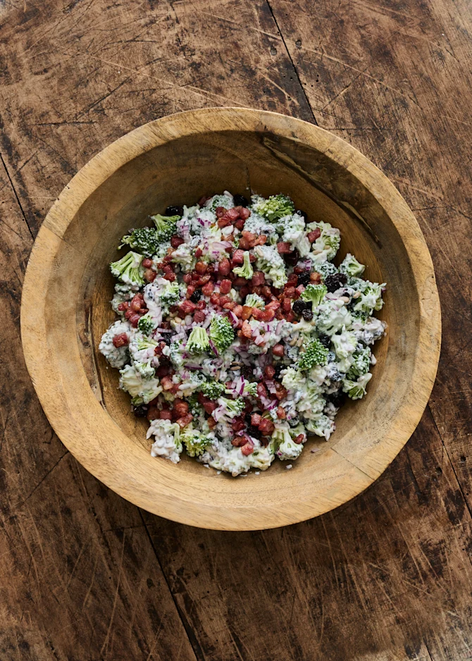 Broccolisalat med bacon, solsikkekerner og rosiner