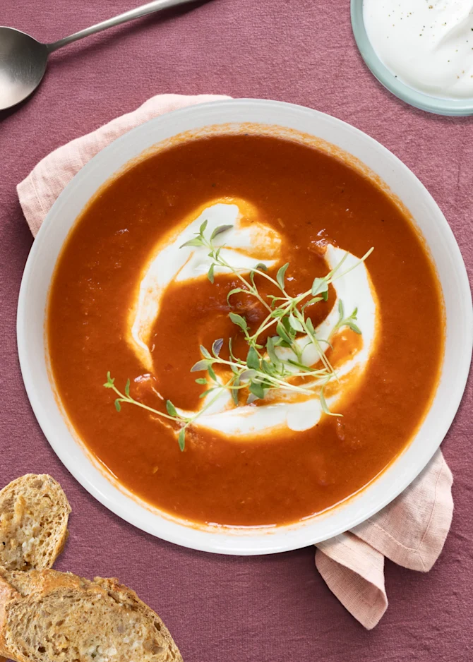 Lynhurtig tomatsuppe med soltørrede tomater. Hertil fraiche og hvidløgsflute