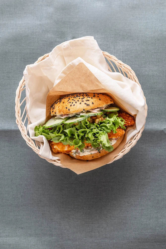 Glutenfri kyllingeburger med bacon- og estragondressing