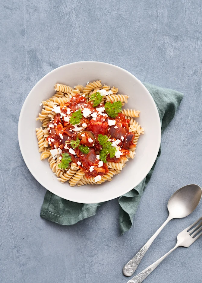 Hurtig pastaret med tomatsauce og skinkestrimler