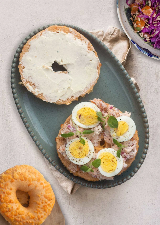 Bagels med laks og æg. Hertil sprød salat
