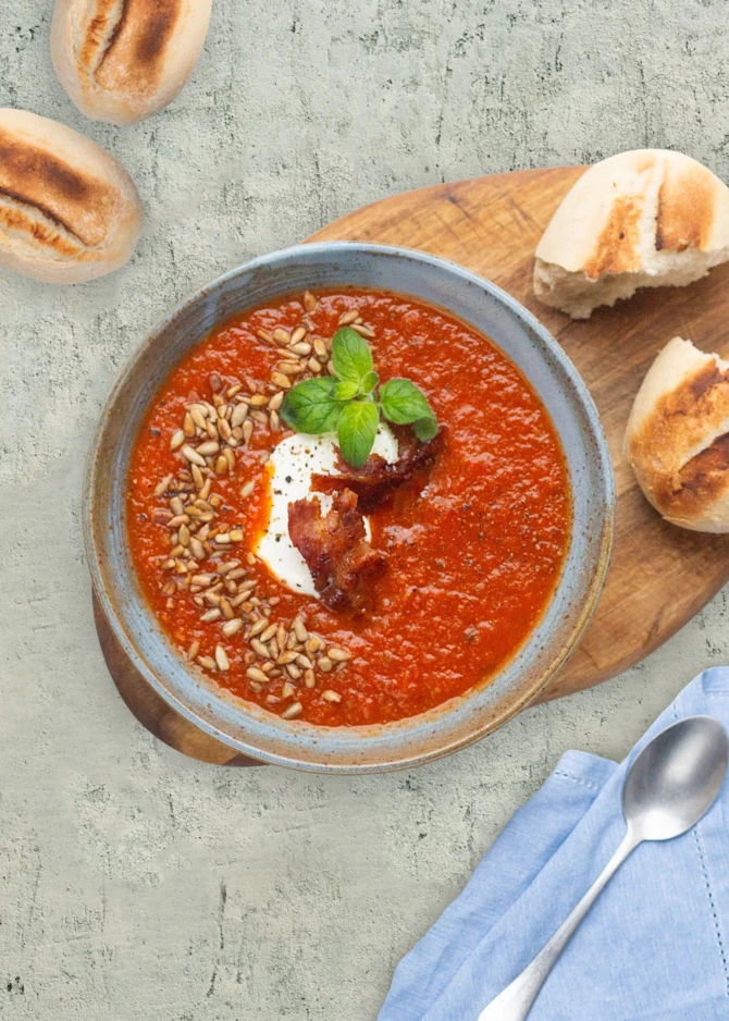 Italiensk tomatsuppe med bacon. Hertil surdejsboller
