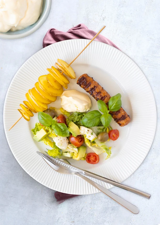 Grillsticks med kartoffelspyd og tomatsalat. Hertil aioli