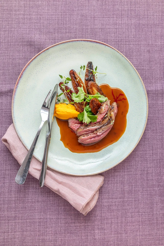 Cuvette med græskar, skalotteløg, jordskokker og rødvinssauce