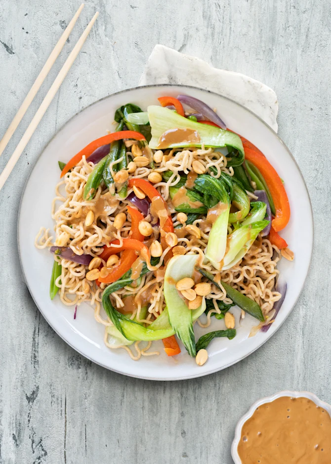 Fuldkornsnudler med lynstegt pak choi og peanutsauce