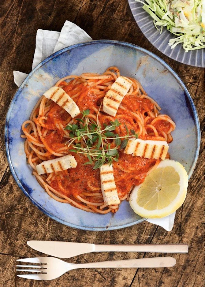  Cremet spaghetti med grillost, citronsauce og porre. Hertil salat