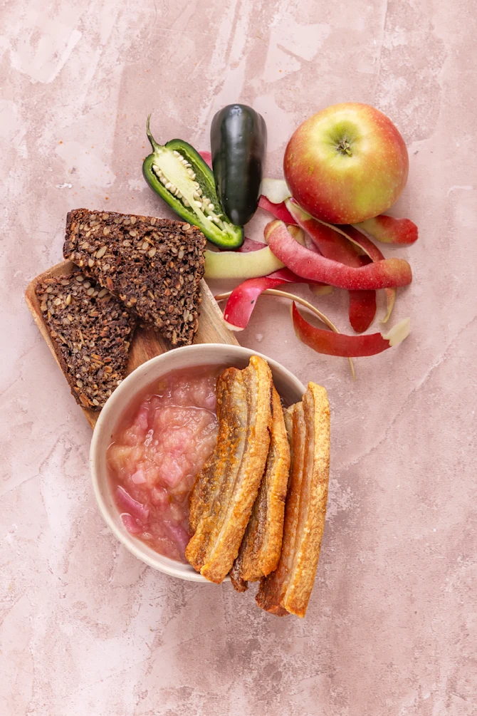 Spicy æble chutney med ingefær og stegt flæsk