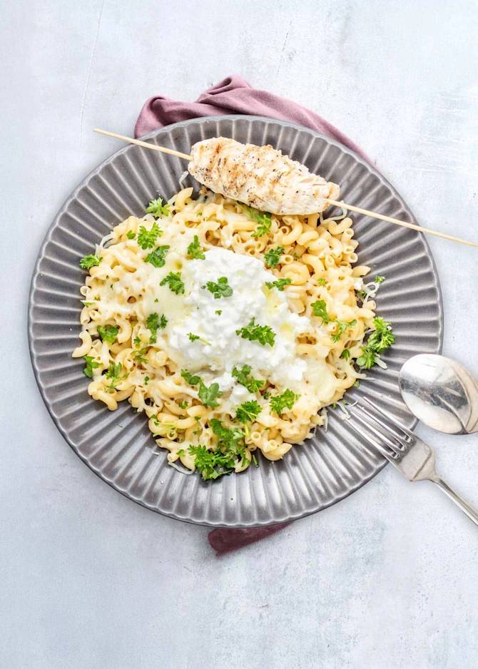 Kylling på spyd serveret med mac and cheese