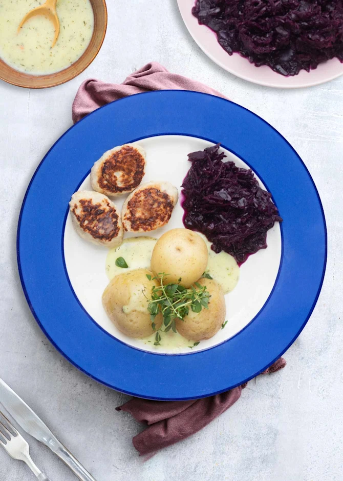 Frikadeller med kartofler, sennepssauce og rødkål