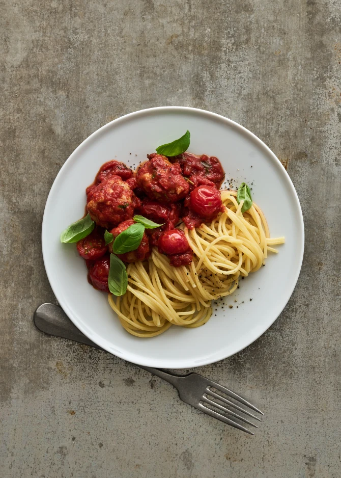 Kyllingekødboller i krydret tomatsauce