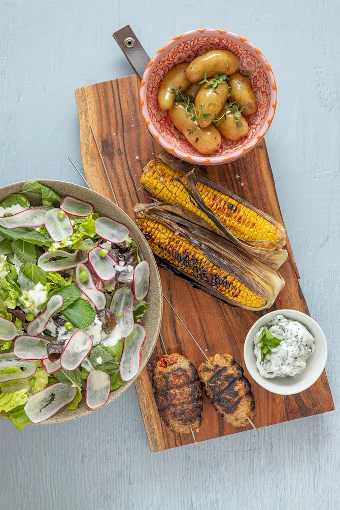 Grillede okse-spyd, grov salat og myntedip