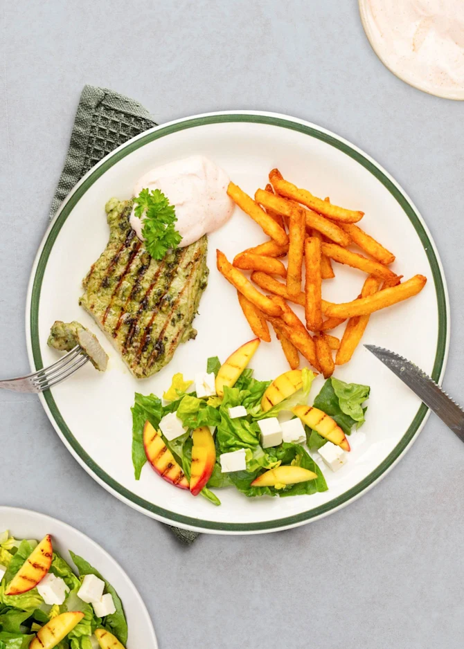 Saftige koteletter med fritter, salat og paprikadressing