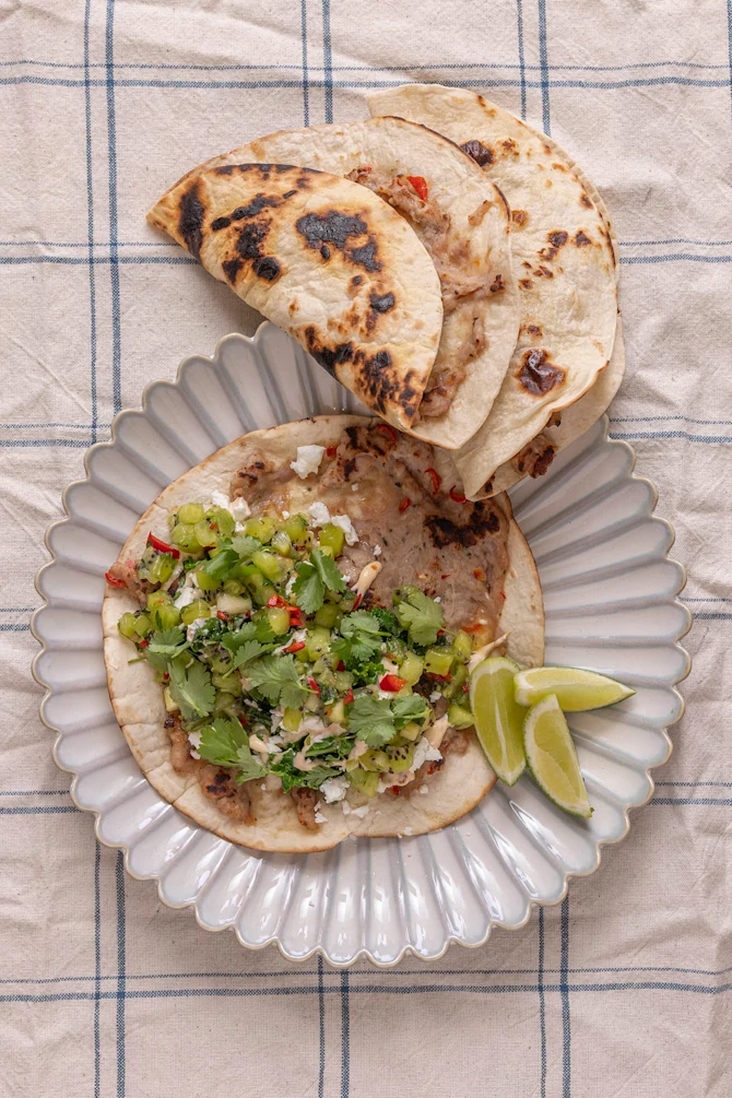 Smashed tortilla med gris og kiwisalsa