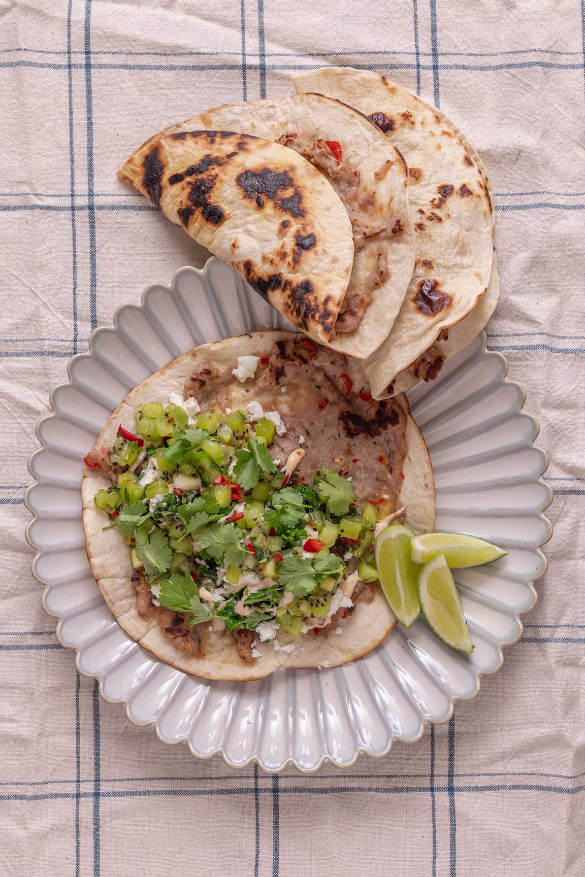 Smashed tortilla med gris og kiwisalsa