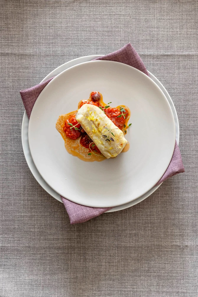 Bagt mørksej med sorte oliven og ratatouille