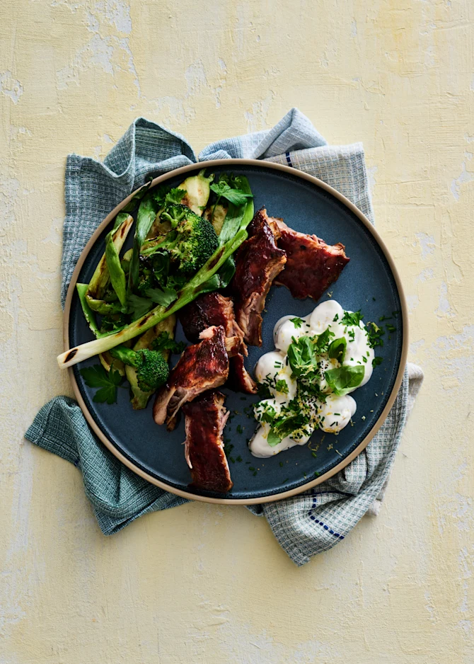 Kamben med grillede grøntsager og nye kartofler vendt i urtedressing