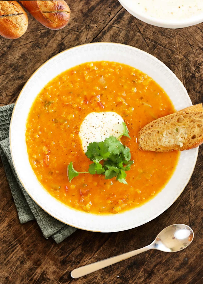 Masala-suppe med røde linser. Hertil hvidløgsflute