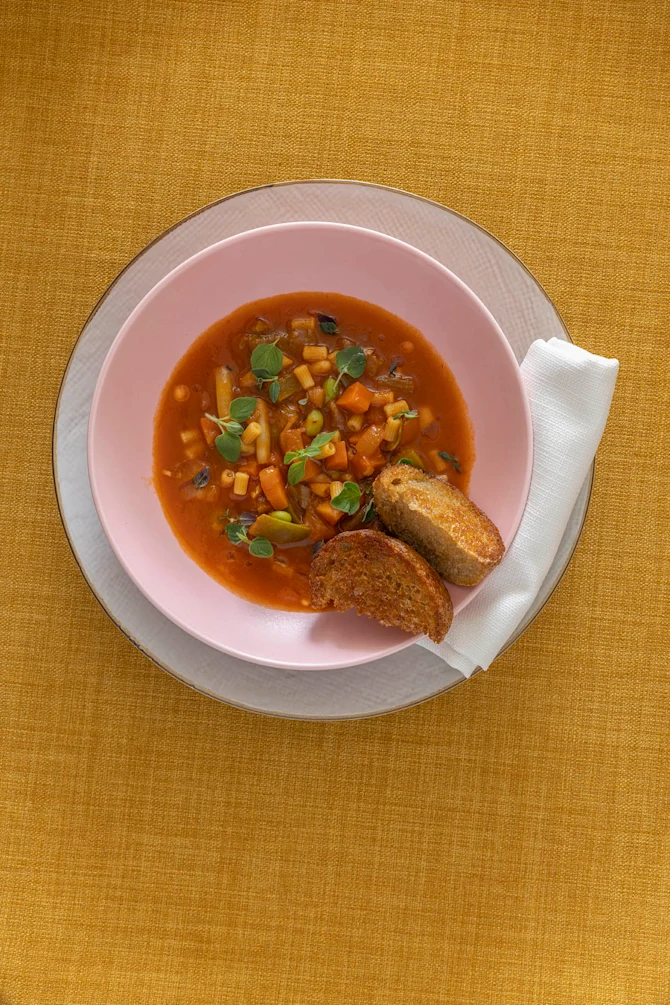 Minestronesuppe med bønner og ristet brød