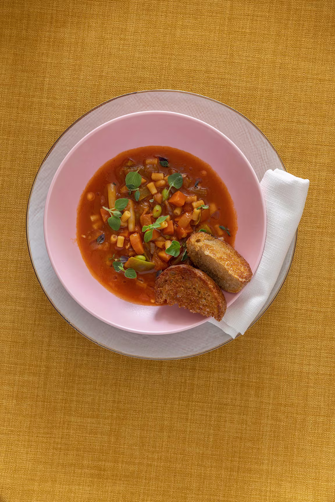Minestronesuppe med bønner og ristet brød