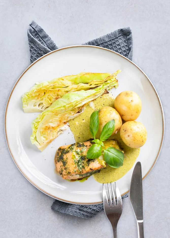 Marineret laksefilet med kartofler, stegt spidskål og pestosauce
