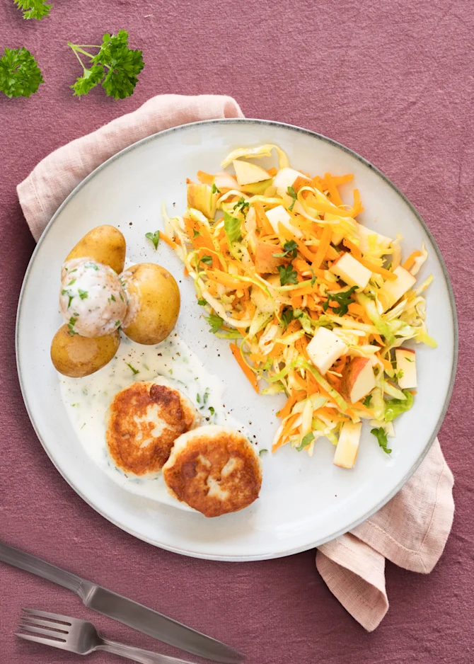 Fiskedeller med kartofler og persillesovs. Hertil råkost med æbler