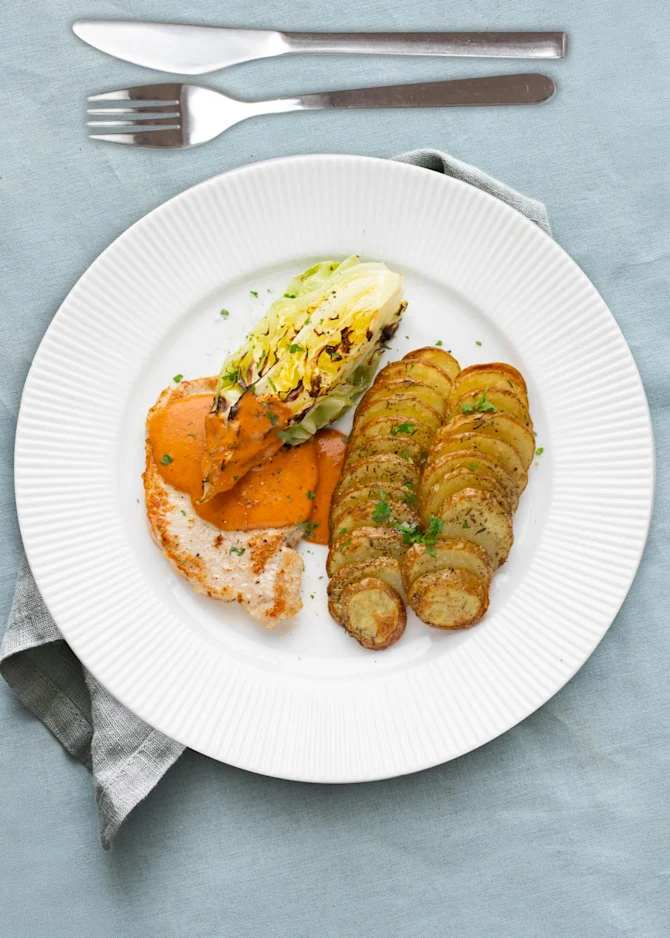  Pandestegte koteletter med kartoffelskiver og bagt spidskål. Hertil favoritsauce