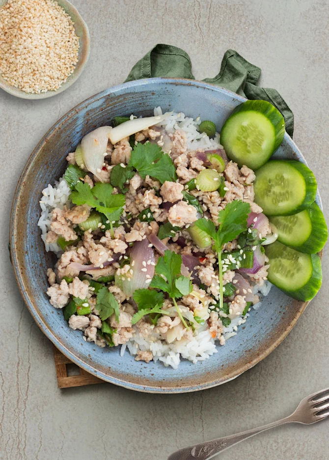 Thai larb gai med kylling, ris og friske krydderurter