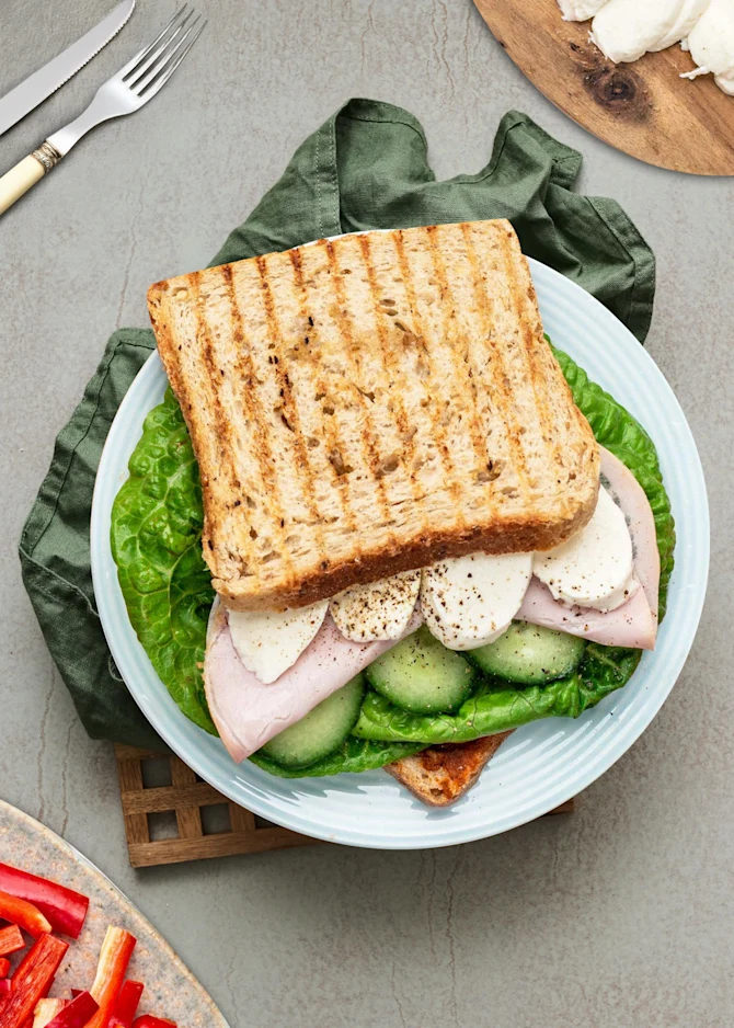 Grillede sandwich med hamburgerryg, mozzarella og pesto