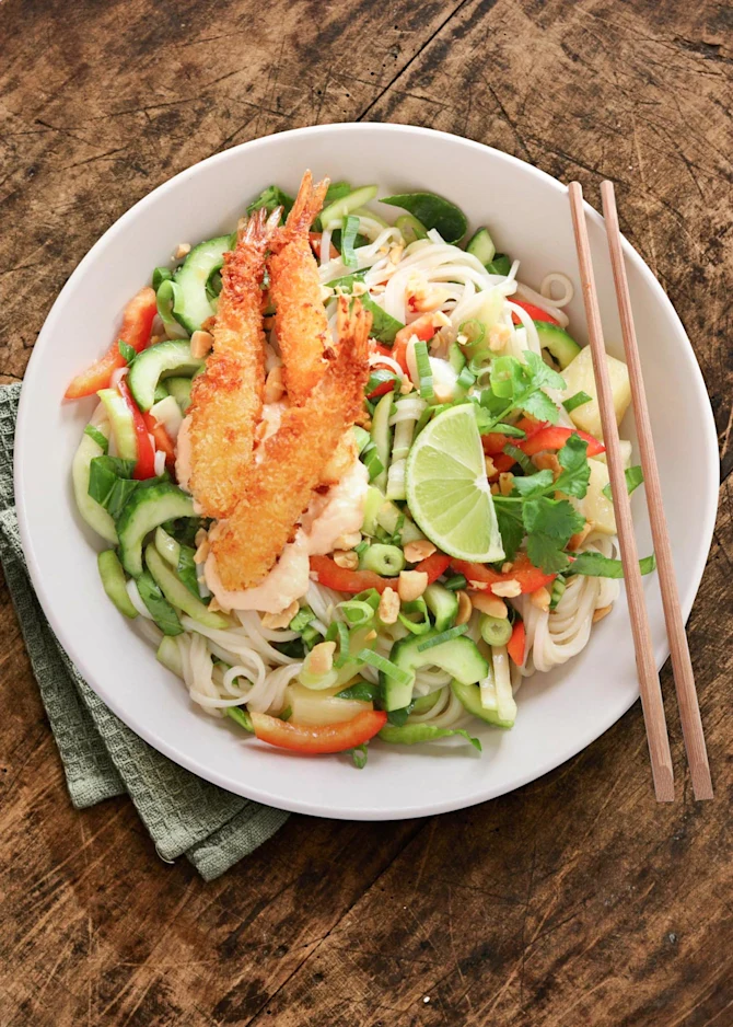 Nudelsalat med crispy rejer og chilimayo